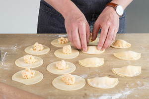 Piroggen zusammenklappen