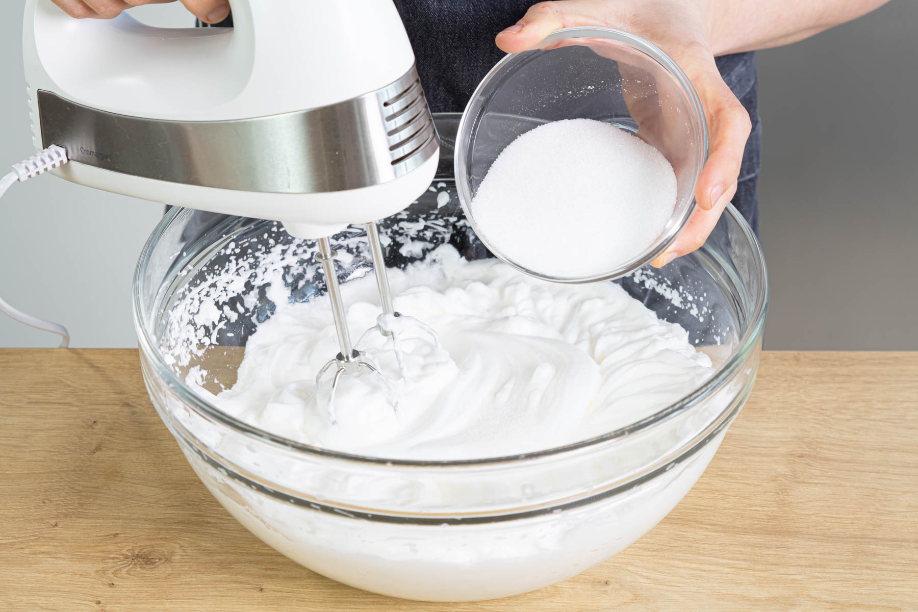 Eischnee mit Zucker schaumig schlagen