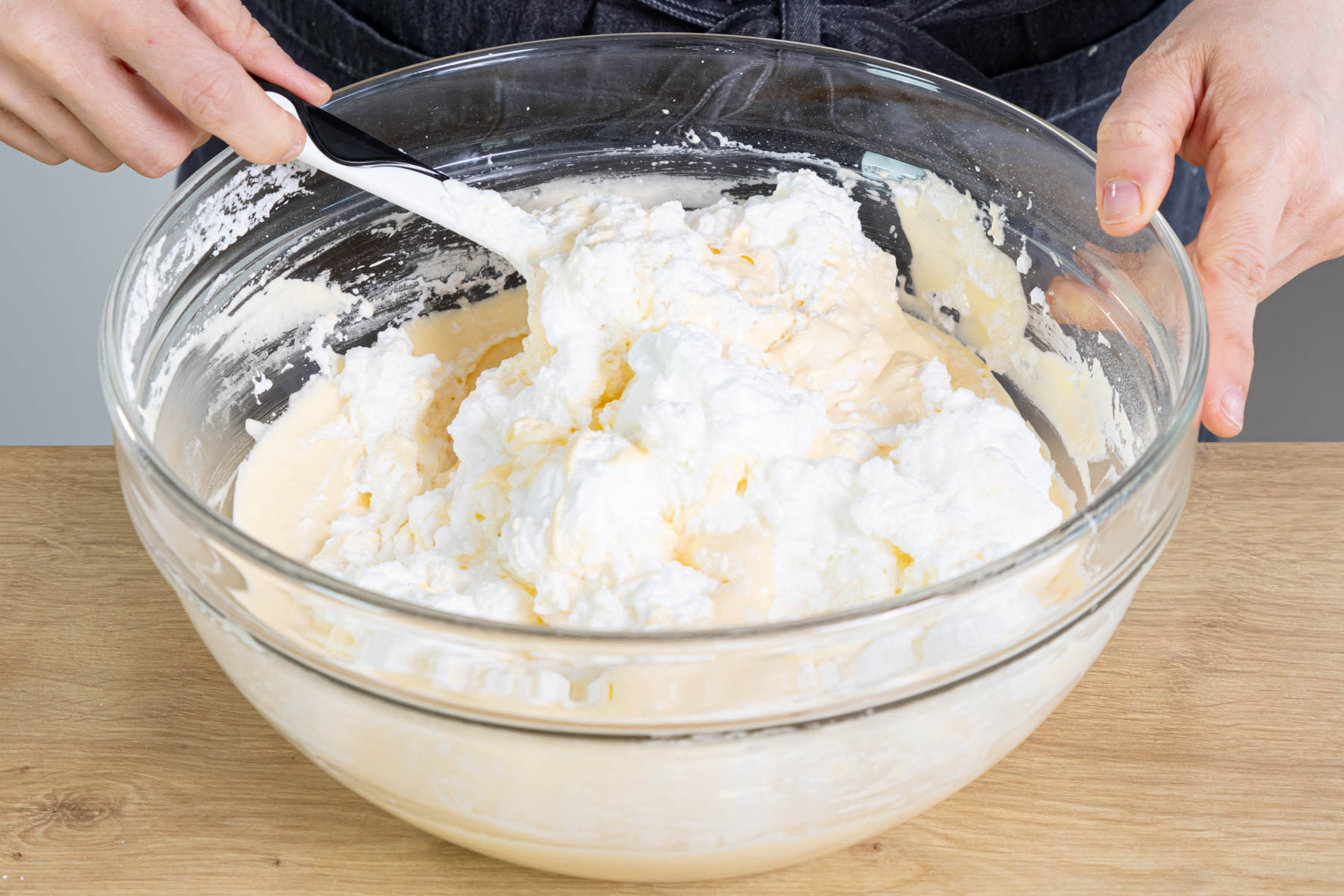 Eischnee unter die Biskuitmasse rühren
