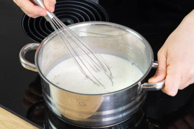 Milch mit Vanillemark aufkochen