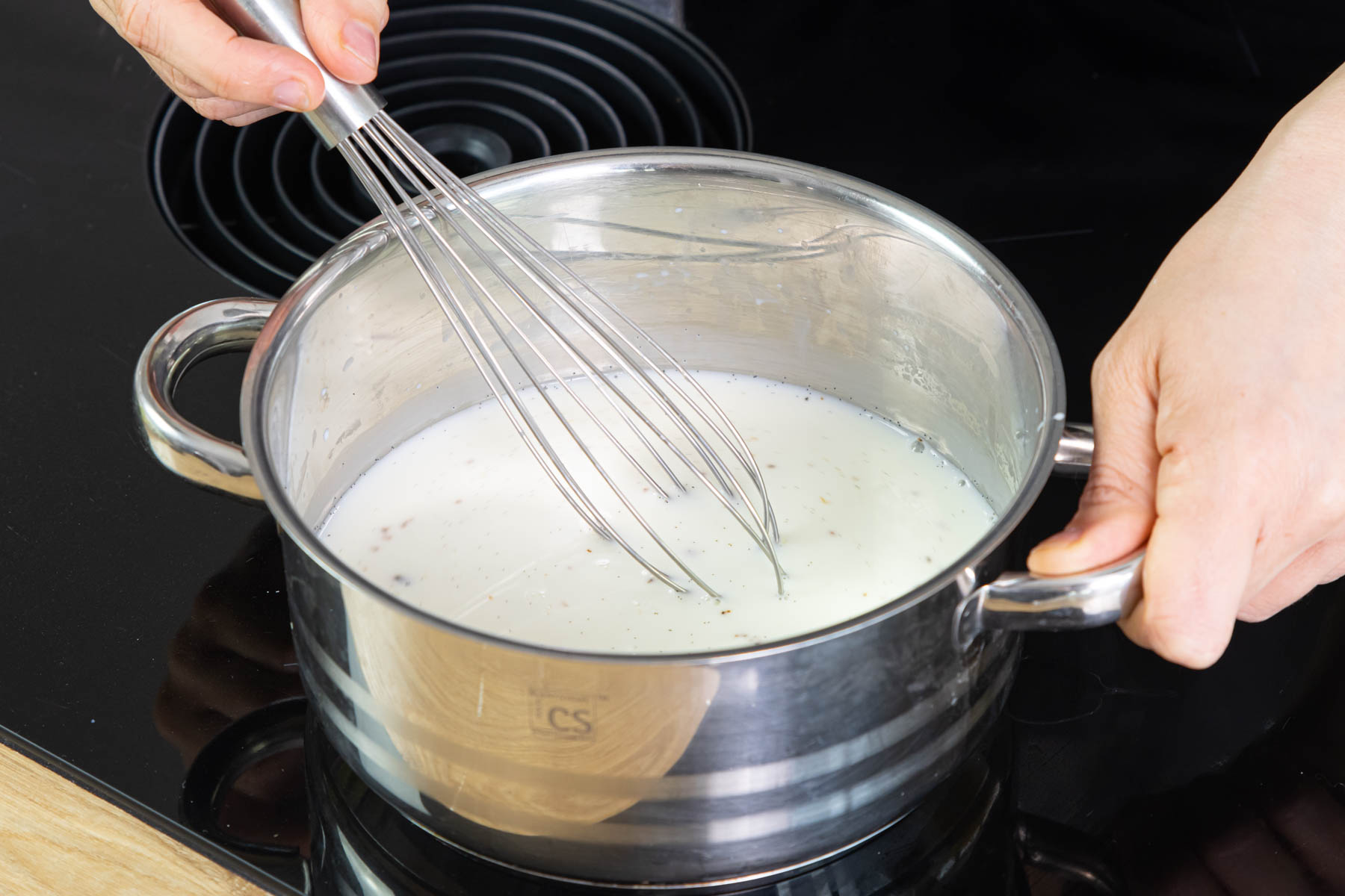 Milch mit Vanillemark aufkochen