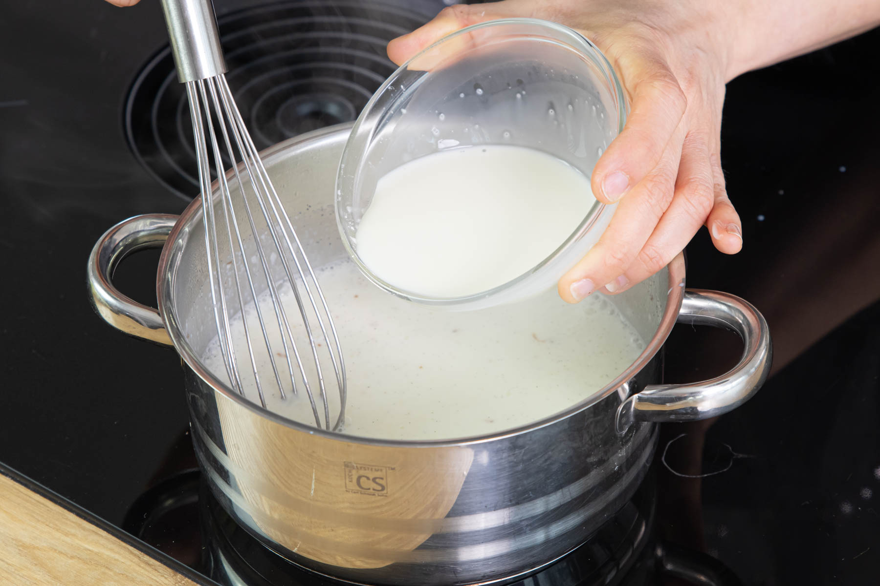 Milch und Speisestärke in die Milch rühren