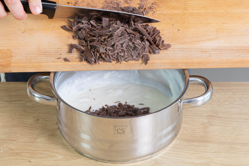 Zartbitterschokolade unter den Pudding rühren