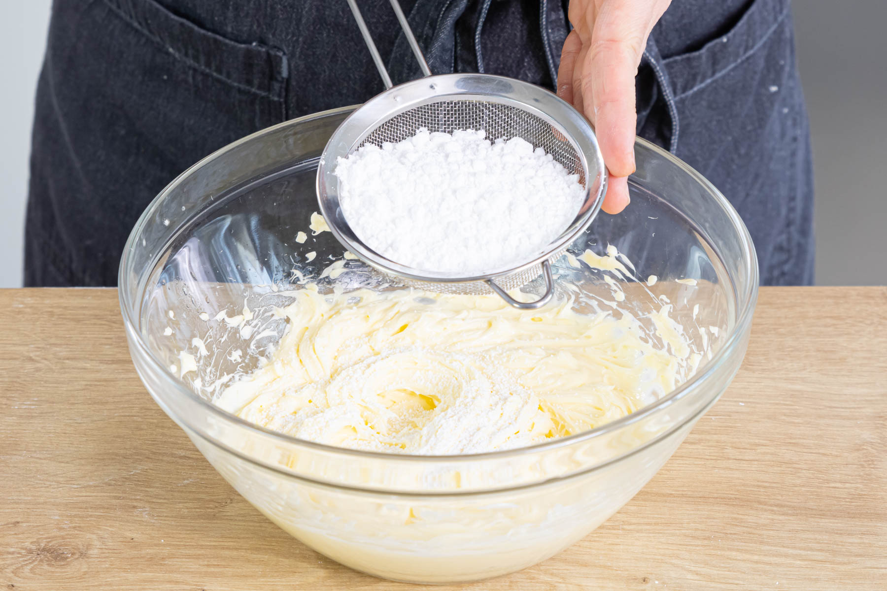 Butter mit Puderzucker schaumig rühren