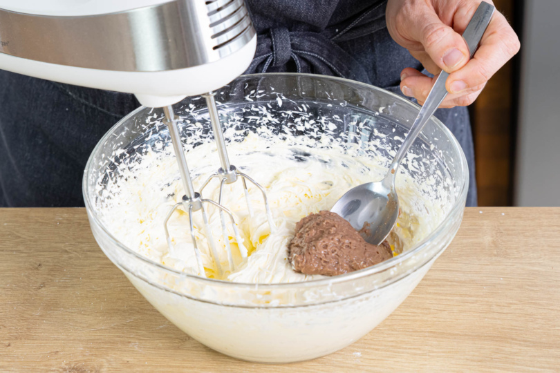 Pudding unter die Buttercreme rühren