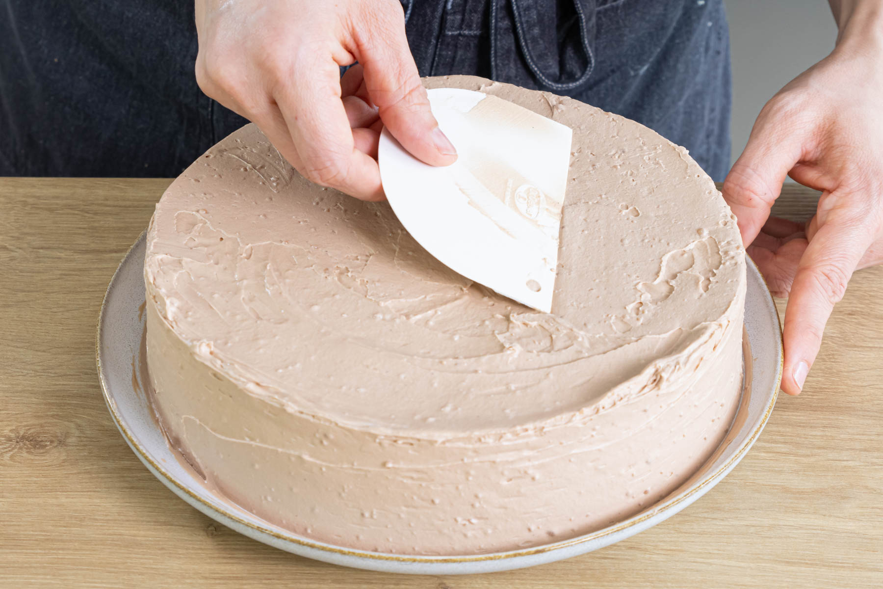 Prinzregerententorte nach Original-Rezept mit der restlichen Buttercreme einstreichen