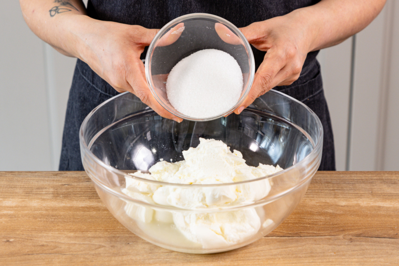Zucker zum Quark geben