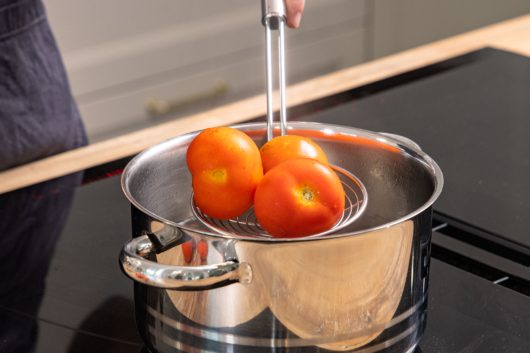 Tomaten in Wasser geben
