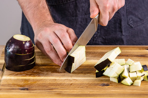 Aubergine schneiden