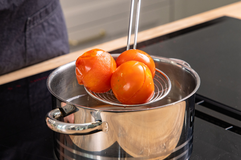 blanchierte Tomaten herausnehmen