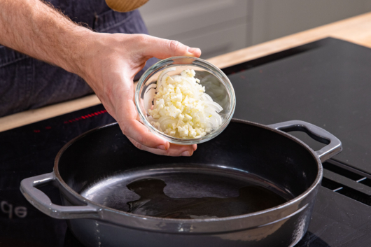 Ziwbel & Knoblauch in Pfanne geben