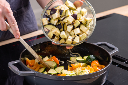 Aubergine dazugeben