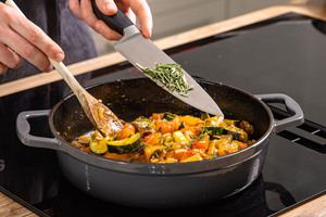 Rosmarin zum Ratatouille dazugeben