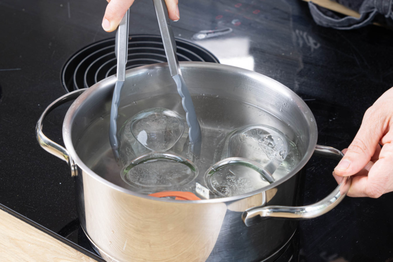 Einmachgläser in kochendem Wasser sterilisieren