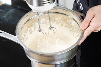 Eigelb mit Zucker und Vanillezucker aufschlagen
