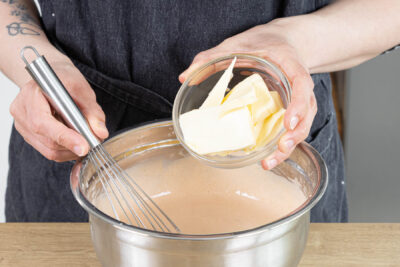 Butter unter Rhabarber Curd rühren