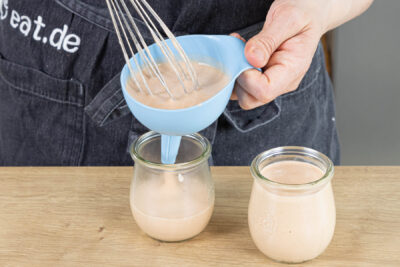 Rhabarber Curd in sterile Gläser abfüllen