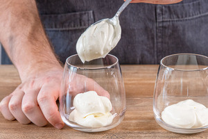 Rhabarber-Dessert in Gläser füllen
