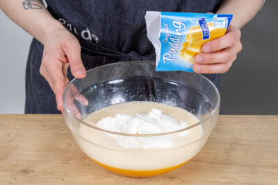 Puddingpulver in die Schüssel geben