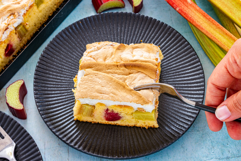 Rhabarberkuchen vom Blech mit Baiser
