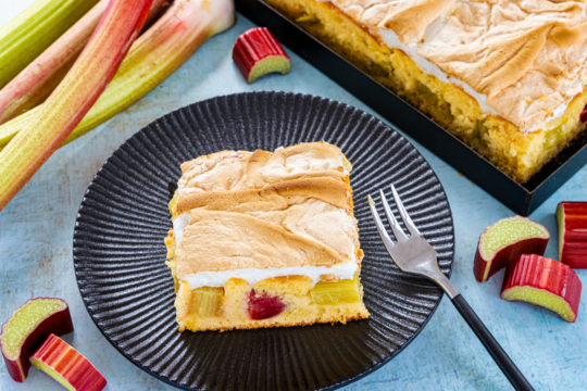 Rhabarberkuchen vom Blech mit Baiser frisch gebacken