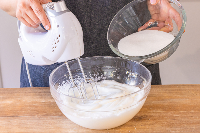 Eischnee mit Zucker aufschlagen