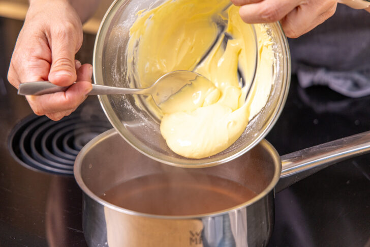 Saure Sahne-Pudding-Masse in den Topf geben