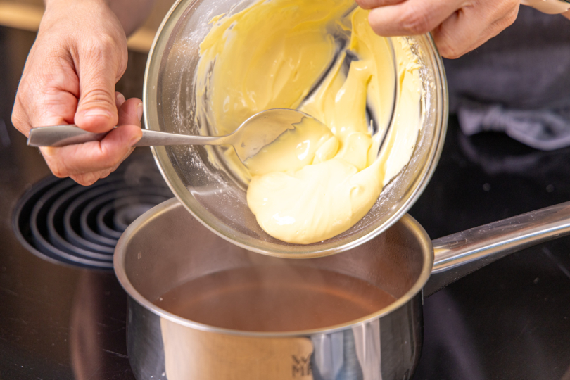 Saure Sahne-Pudding-Masse in den Topf geben