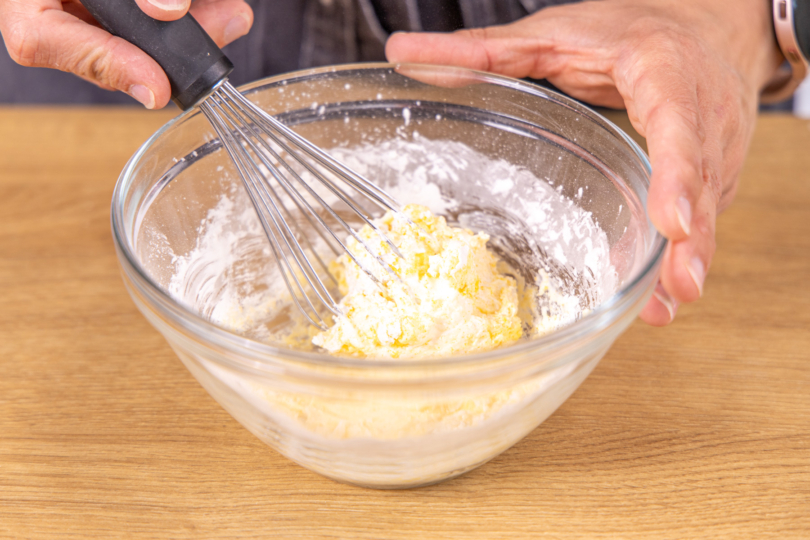 Vanillepuddingpulver und saure Sahne verrühren