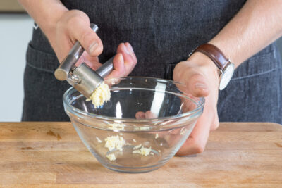 Knoblauch pressen