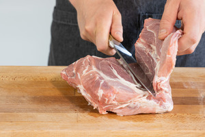 Schweinenacken aufschneiden