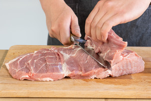 Schweinenacken aufschneiden