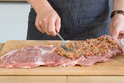Fleisch mit der Füllung bestreichen