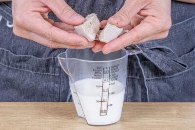 Hefe in Milch auflösen