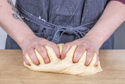 Hefeteig für Rosinenbrot kneten