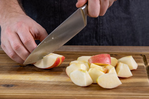 Apfel in grobe Stücke schneiden