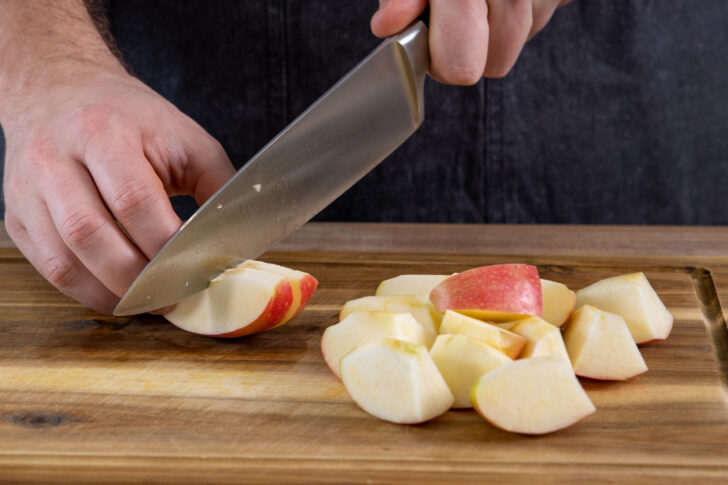 Apfel in grobe Stücke schneiden