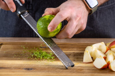 Limettenschale abreiben
