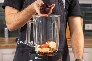 Rote Beete in Mixer geben