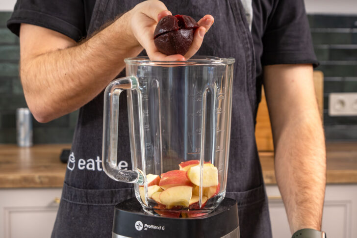 Rote Beete in Mixer geben