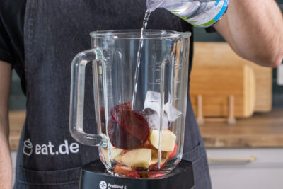 Wasser in den Mixer geben