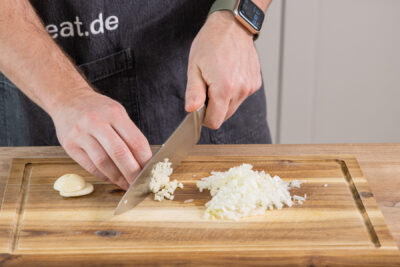 Zwiebel klein schneiden