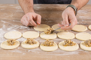 Russische Piroggen füllen
