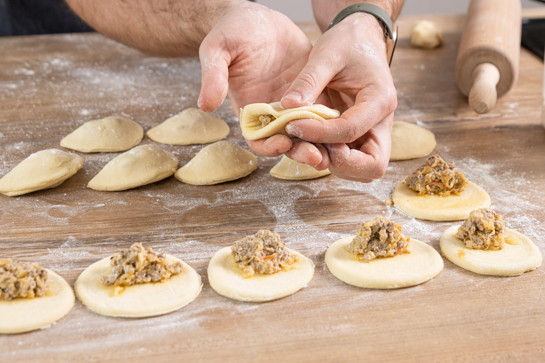 Russische Piroggen zusammen drücken