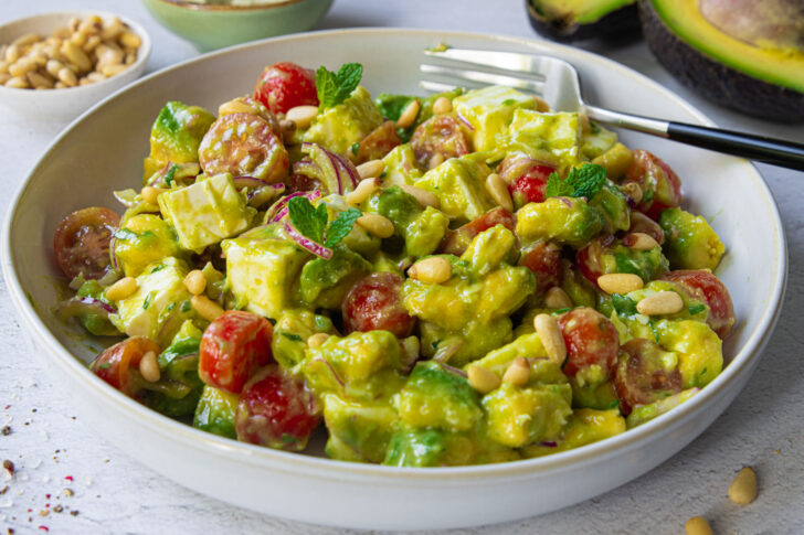 Salat mit Avocado und Feta