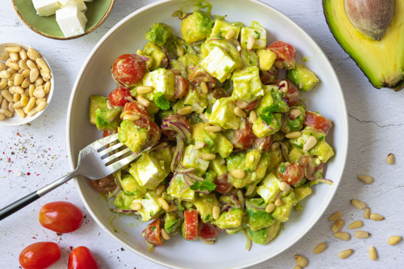 Salat mit Avocado und Feta