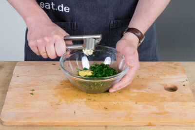 Knoblauch pressen und mit in die Schüssel geben.