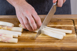 Spargel halbieren