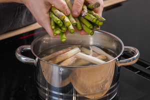 Spargel in einem Topf vorkochen