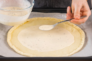 Eier-Masse auf dem Tarteteig verteilen